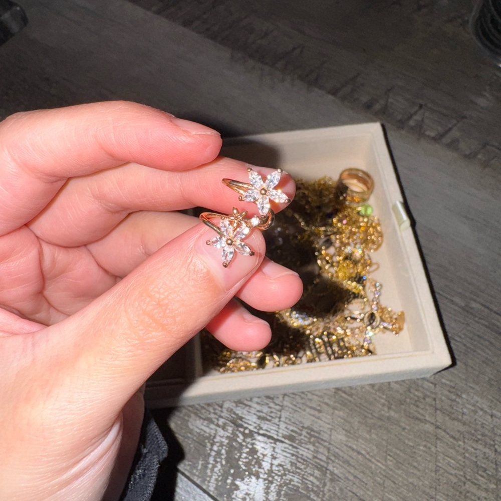 Beautiful double flower ear cuff